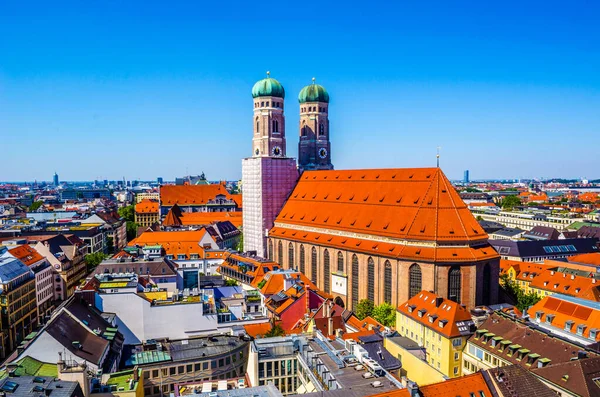 Gökyüzü manzaralı, Frauenkirche, Münih 'te Marienplatz, Bavyera, Almanya yakınlarında kırmızı çatılar