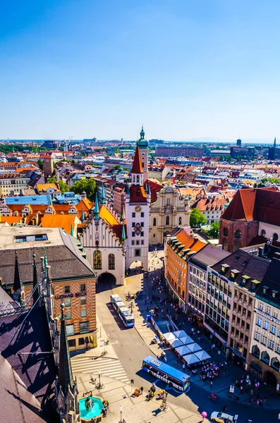 Münih 'teki eski belediye binasının manzarası. Eski belediye binası bugünlerde bir oyuncak müzesinin merkezi..