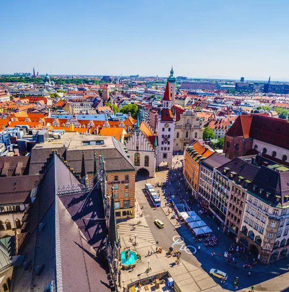 Münih 'teki eski belediye binasının manzarası. Eski belediye binası bugünlerde bir oyuncak müzesinin merkezi..