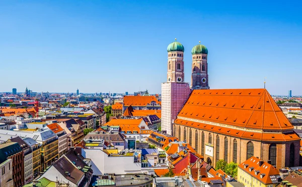 Gökyüzü manzaralı, Frauenkirche, Münih 'te Marienplatz, Bavyera, Almanya yakınlarında kırmızı çatılar