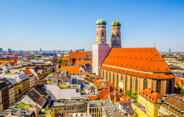 Gökyüzü manzaralı, Frauenkirche, Münih 'te Marienplatz, Bavyera, Almanya yakınlarında kırmızı çatılar