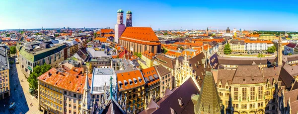 Gökyüzü manzaralı, Frauenkirche, Münih 'te Marienplatz, Bavyera, Almanya yakınlarında kırmızı çatılar
