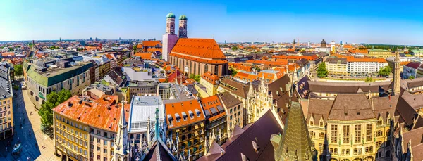 Gökyüzü manzaralı, Frauenkirche, Münih 'te Marienplatz, Bavyera, Almanya yakınlarında kırmızı çatılar