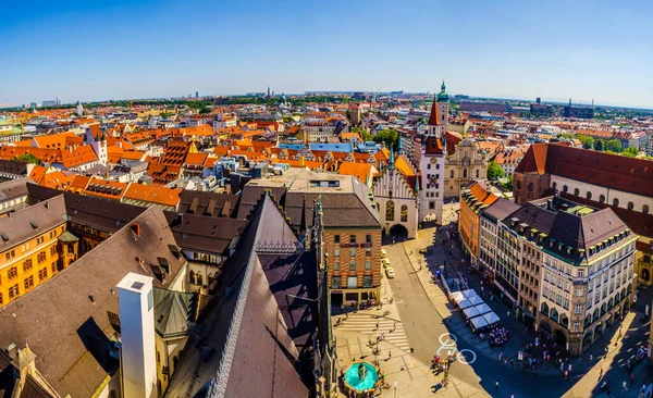 Münih 'teki eski belediye binasının manzarası. Eski belediye binası bugünlerde bir oyuncak müzesinin merkezi..