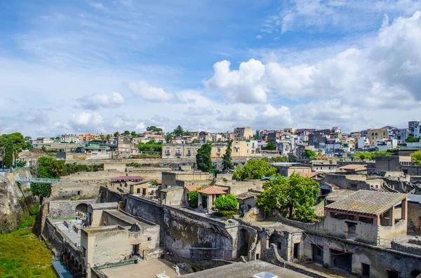 Vezüv yanardağının tahrip ettiği herkülans kalıntıları Pompei harabelerinden daha az ünlüdür, ama yine de her yıl binlerce turistin ilgisini çeken eski binaların kompakt alanlarını oluştururlar.
