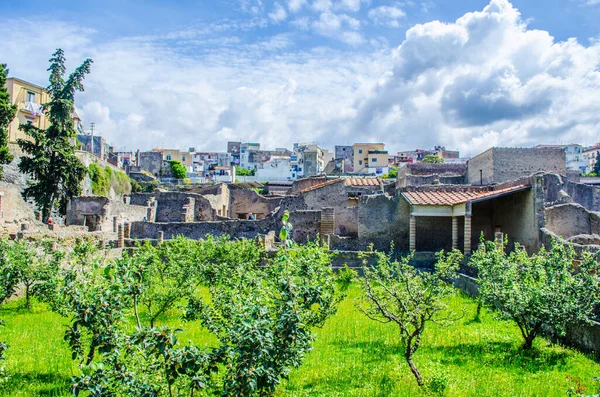Vezüv yanardağının tahrip ettiği herkülans kalıntıları Pompei harabelerinden daha az ünlüdür, ama yine de her yıl binlerce turistin ilgisini çeken eski binaların kompakt alanlarını oluştururlar.