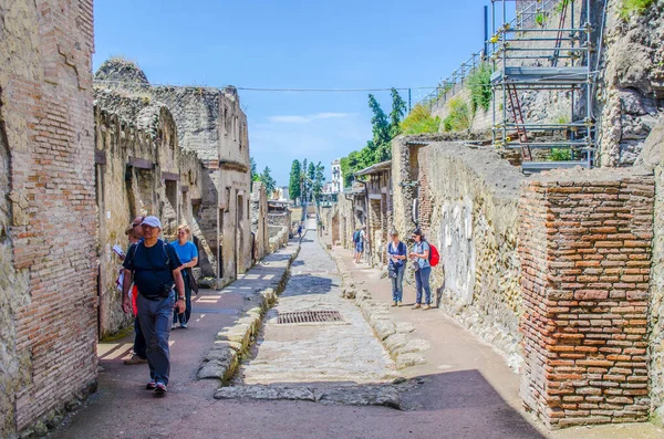 Vezüv yanardağının tahrip ettiği herkülans kalıntıları Pompei harabelerinden daha az ünlüdür, ama yine de her yıl binlerce turistin ilgisini çeken eski binaların kompakt alanlarını oluştururlar.