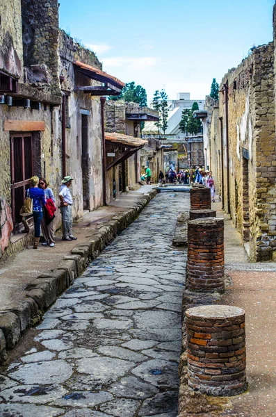 Vezüv yanardağının tahrip ettiği herkülans kalıntıları Pompei harabelerinden daha az ünlüdür, ama yine de her yıl binlerce turistin ilgisini çeken eski binaların kompakt alanlarını oluştururlar.