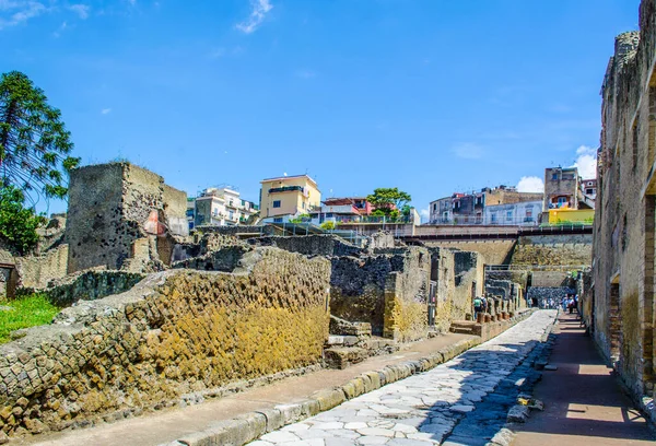 Vezüv yanardağının tahrip ettiği herkülans kalıntıları Pompei harabelerinden daha az ünlüdür, ama yine de her yıl binlerce turistin ilgisini çeken eski binaların kompakt alanlarını oluştururlar.