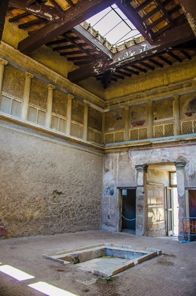 Vezüv yanardağının tahrip ettiği herkülans kalıntıları Pompei harabelerinden daha az ünlüdür, ama yine de her yıl binlerce turistin ilgisini çeken eski binaların kompakt alanlarını oluştururlar.