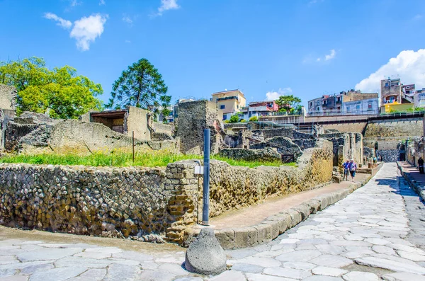 Vezüv yanardağının tahrip ettiği herkülans kalıntıları Pompei harabelerinden daha az ünlüdür, ama yine de her yıl binlerce turistin ilgisini çeken eski binaların kompakt alanlarını oluştururlar.