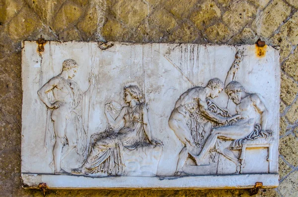 Herculaneum, Vezüv yanardağının altında bulunan zengin bir kasabaydı. Zenginliği şehrin dört bir yanına dağılmış pek çok heykel, mozaik ve sanat eserleri tarafından damgalanmıştı..