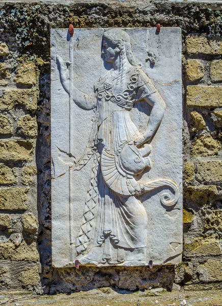 Herculaneum, Vezüv yanardağının altında bulunan zengin bir kasabaydı. Zenginliği şehrin dört bir yanına dağılmış pek çok heykel, mozaik ve sanat eserleri tarafından damgalanmıştı..