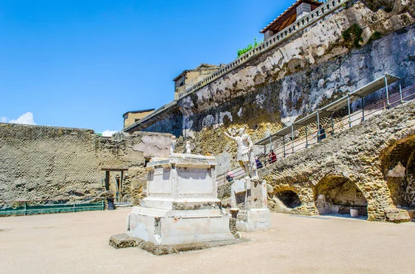 Vezüv yanardağının tahrip ettiği herkülans kalıntıları Pompei harabelerinden daha az ünlüdür, ama yine de her yıl binlerce turistin ilgisini çeken eski binaların kompakt alanlarını oluştururlar.