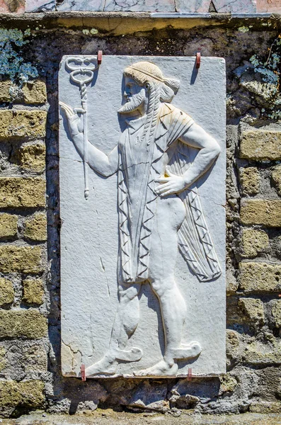 Herculaneum, Vezüv yanardağının altında bulunan zengin bir kasabaydı. Zenginliği şehrin dört bir yanına dağılmış pek çok heykel, mozaik ve sanat eserleri tarafından damgalanmıştı..