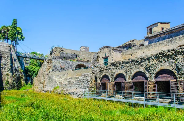 Vezüv yanardağının tahrip ettiği herkülans kalıntıları Pompei harabelerinden daha az ünlüdür, ama yine de her yıl binlerce turistin ilgisini çeken eski binaların kompakt alanlarını oluştururlar.