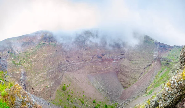 İtalya 'nın Napoli kenti yakınlarındaki Vezüv Dağı yanardağının kalderasının manzarası. Bu yanardağ M.S. 79 yılında Pompeii şehrinin tamamen yok olmasına neden oldu..