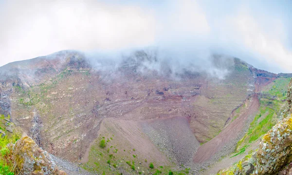 İtalya 'nın Napoli kenti yakınlarındaki Vezüv Dağı yanardağının kalderasının manzarası. Bu yanardağ M.S. 79 yılında Pompeii şehrinin tamamen yok olmasına neden oldu..