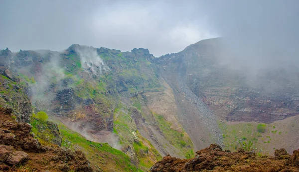 İtalya 'nın Napoli kenti yakınlarındaki Vezüv Dağı yanardağının kalderasının manzarası. Bu yanardağ M.S. 79 yılında Pompeii şehrinin tamamen yok olmasına neden oldu..