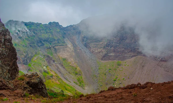 İtalya 'nın Napoli kenti yakınlarındaki Vezüv Dağı yanardağının kalderasının manzarası. Bu yanardağ M.S. 79 yılında Pompeii şehrinin tamamen yok olmasına neden oldu..