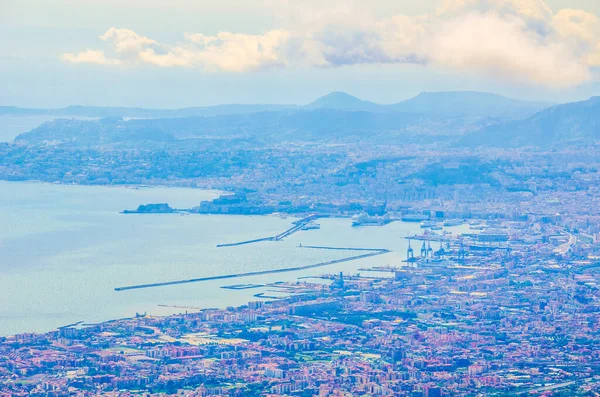 Vezüv Yanardağı ve Napoli Körfezindeki, İtalya çevresindeki kırsal havadan görünümü