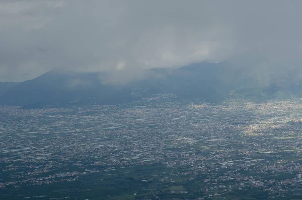 Vezüv Yanardağı ve Napoli Körfezindeki, İtalya çevresindeki kırsal havadan görünümü