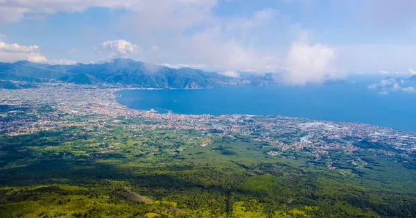 Vezüv Yanardağı ve Napoli Körfezindeki, İtalya çevresindeki kırsal havadan görünümü