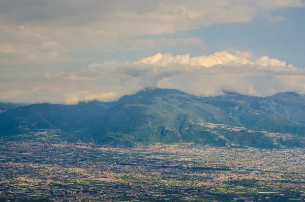 Vezüv Yanardağı ve Napoli Körfezindeki, İtalya çevresindeki kırsal havadan görünümü