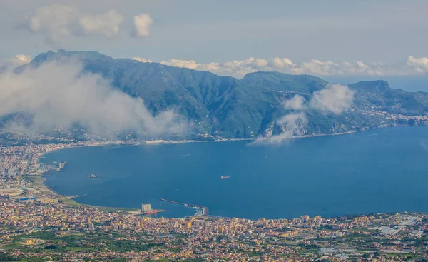 Vezüv Yanardağı ve Napoli Körfezindeki, İtalya çevresindeki kırsal havadan görünümü