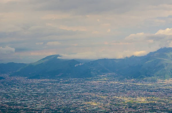 Vezüv Yanardağı ve Napoli Körfezindeki, İtalya çevresindeki kırsal havadan görünümü