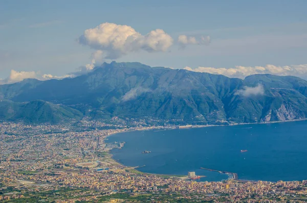 Vezüv Yanardağı ve Napoli Körfezindeki, İtalya çevresindeki kırsal havadan görünümü