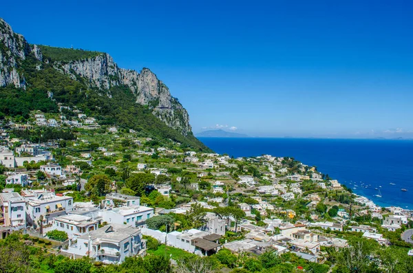 İtalyan tatil adası Capri 'sinin havadan görünüşü iki tepeye ve aralarında iki küçük şehre yayılan güzel doğayı birleştiriyor.