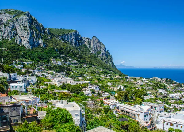 İtalyan tatil adası Capri 'sinin havadan görünüşü iki tepeye ve aralarında iki küçük şehre yayılan güzel doğayı birleştiriyor.
