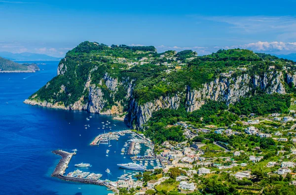İtalyan tatil adası Capri 'sinin havadan görünüşü iki tepenin üzerine ve aralarında iki küçük şehre yayılmış güzel doğayı birleştiriyor.