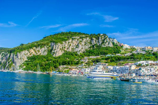 Marina Grande limanı Panorama, Capri Adası, İtalya. Resim dört yatay çerçeveden oluşturuldu