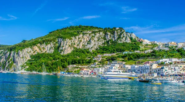Marina Grande limanı Panorama, Capri Adası, İtalya. Resim dört yatay çerçeveden oluşturuldu