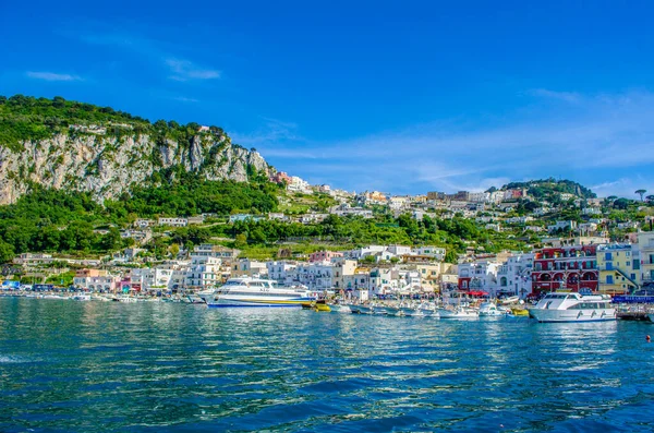 Marina Grande limanı Panorama, Capri Adası, İtalya. Resim dört yatay çerçeveden oluşturuldu