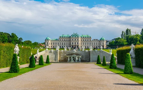 Viyana 'daki Belvedere Sarayı ve çevresindeki bahçelerin manzarası