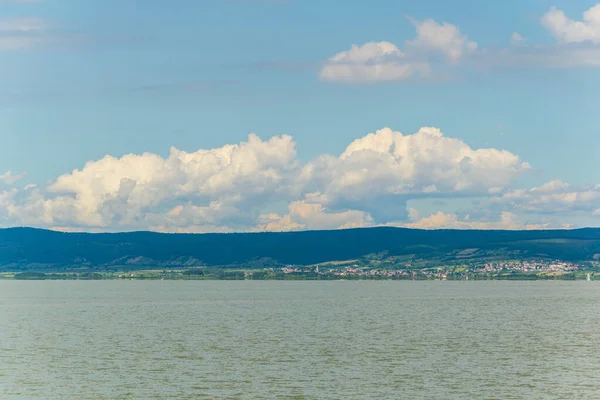 Avusturya ile Macaristan arasındaki sınırda bir göl görüldü.