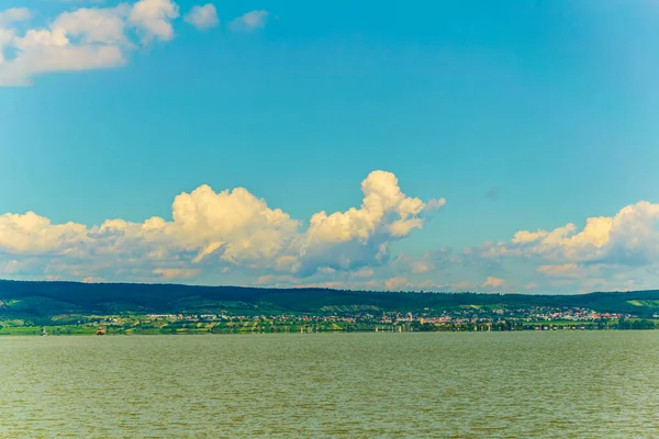 Avusturya ile Macaristan arasındaki sınırda bir göl görüldü.