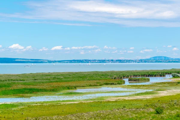 Avusturya ile Macaristan arasındaki sınırda bir göl görüldü.