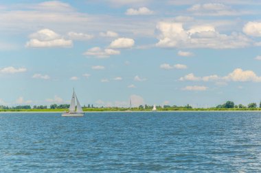 Avusturya ile Macaristan arasındaki sınırda bir göl görüldü.