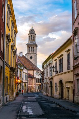 Eski Sopron Templom utca caddesindeki dar bir sokakta, en sonunda bir vaiz kilisesi var, Macaristan.