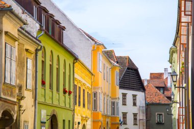 Macar şehri Sopron 'un merkezindeki tarihi evlerin renkli cepheleri.