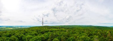 Sopron, hungary yakınlarında bir telekomünikasyon kulesi olan bir ormanın havadan görüntüsü..