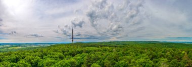 Sopron, hungary yakınlarında bir telekomünikasyon kulesi olan bir ormanın havadan görüntüsü..