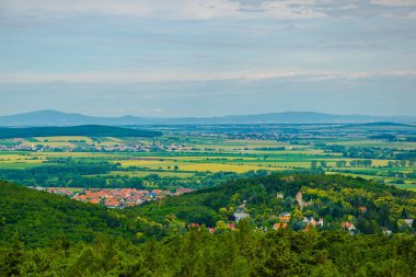 Macar şehri Sopron 'un hava manzarası, düşman kesiminin yakınındaki Avusturya sınırındaki göle bakıyor..