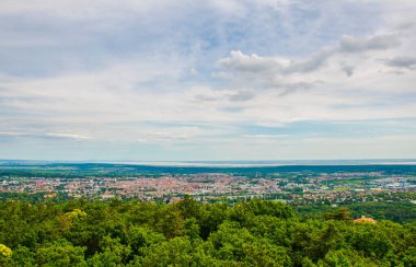 Macar şehri Sopron 'un hava manzarası, düşman kesiminin yakınındaki Avusturya sınırındaki göle bakıyor..