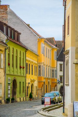 Macar şehri Sopron 'un merkezindeki tarihi evlerin renkli cepheleri.