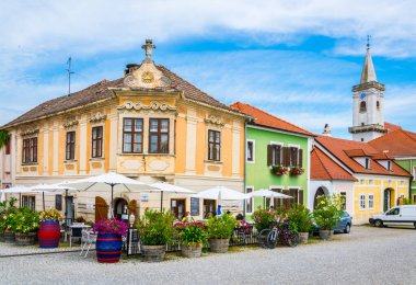 Avusturya şehri manzarası. Paslı şarap ve yuva yapan leylekleriyle ünlüdür..
